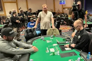 【EV扑克】WSOP主赛事“拖时间门”:为躺赚2万美金,他磨了整整17分钟【EV棋牌】-EV棋牌