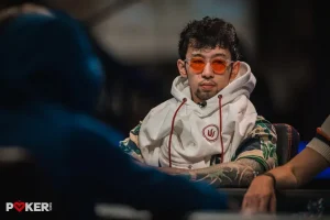 【EV扑克】从倒数第二杀到正数第二！Han Feng身披粉色羽毛“真空”上演WSOP主赛FT首日大逆袭【EV棋牌】-EV棋牌