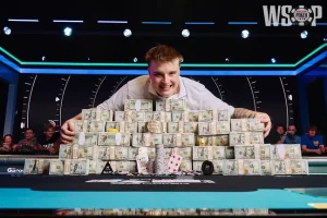 【EV扑克】Day1倒数第2到主赛冠军!HU他只用17手牌就赢走1000万刀!【EV棋牌】-EV棋牌