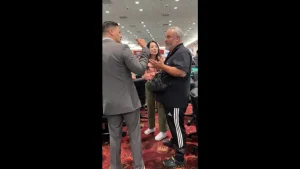 【EV扑克】规则书遇上荒诞剧：他坐错位置，全下了别人的记分牌并输掉，然后整个扑克圈吵翻了【EV棋牌】-EV棋牌