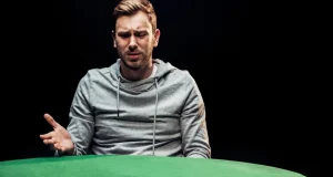 【EV扑克】离谱!玩家休息回来坐错桌,全压QQ撞KK,输光别人全部筹码【EV棋牌】-EV棋牌