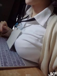 好胸!壞脾氣正妹「乳壓鍵盤」放好放滿,看得我都要喘不過氣了….【EV棋牌】-EV棋牌