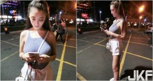 路上出現野生「背心爆乳妹」！邪惡斜背包「緊勒大奶」畫面超霸氣！好想跟她要電話！【EV棋牌】-EV棋牌