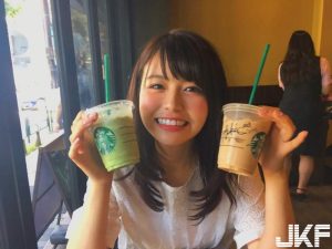 大學正妹一張超清純「星巴克飲料照」引爆肉搜 深藏「曠世巨乳」更讓鄉民暴動啦!【EV棋牌】-EV棋牌